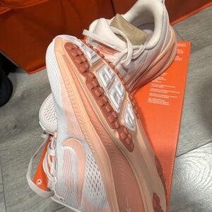 New Nike Vomero 18 size 6